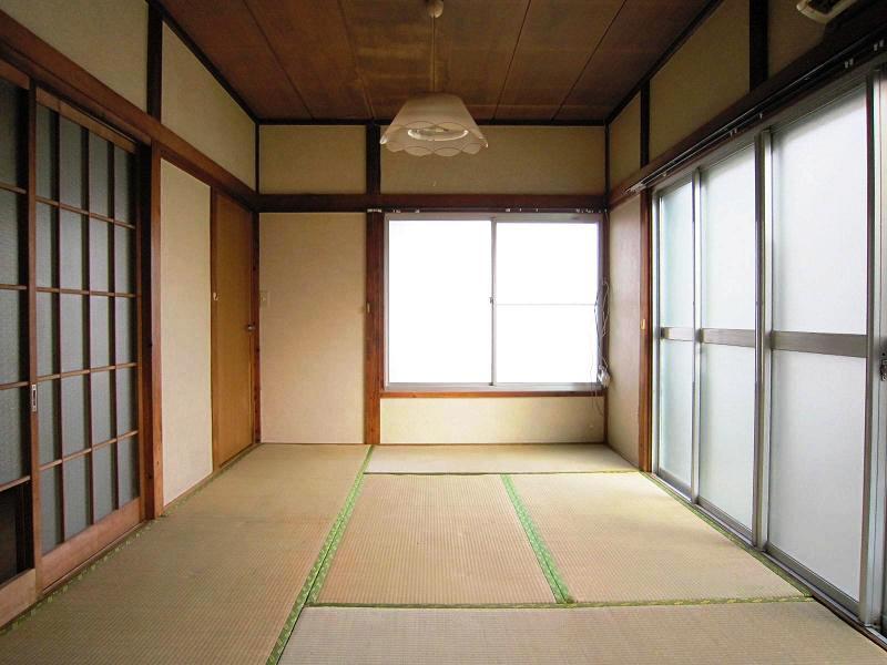Other introspection. 1st floor North Japanese-style room 6 tatami It connected to the entrance than the photo back left.