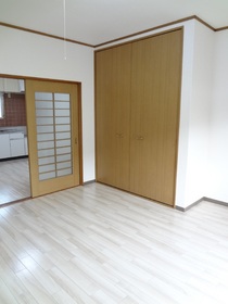 Living and room. There are storage. Was Mashi floor re-covering.