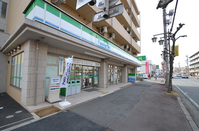 Convenience store. 600m to Family Mart (convenience store)