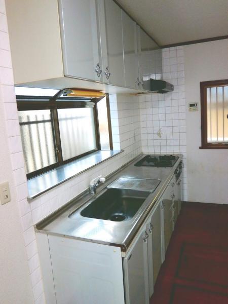Kitchen. Spacious sink, Easy cooking with 3-burner stove. Work smooth system Kitchen