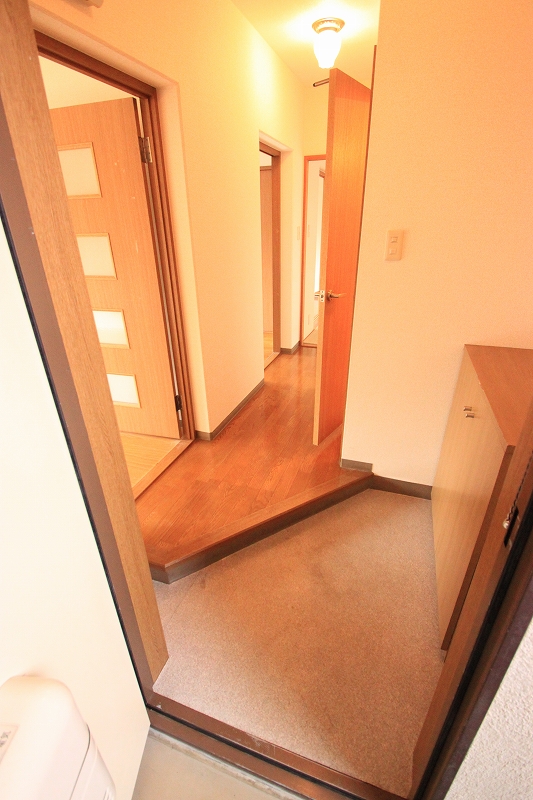 Entrance.  ■ Same apartment It is similar to photo