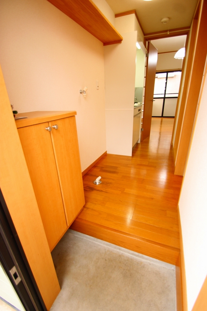 Entrance.  ■ Same apartment It is similar to photo