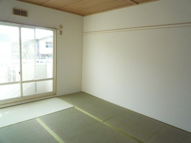 Living and room. It will feel relieved if there is a Japanese-style room
