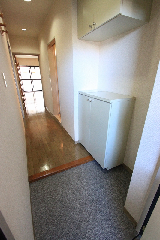 Entrance.  ■ Same apartment It is similar to photo