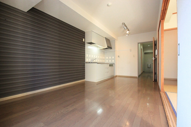 Living and room.  ■ Same apartment It is similar to photo