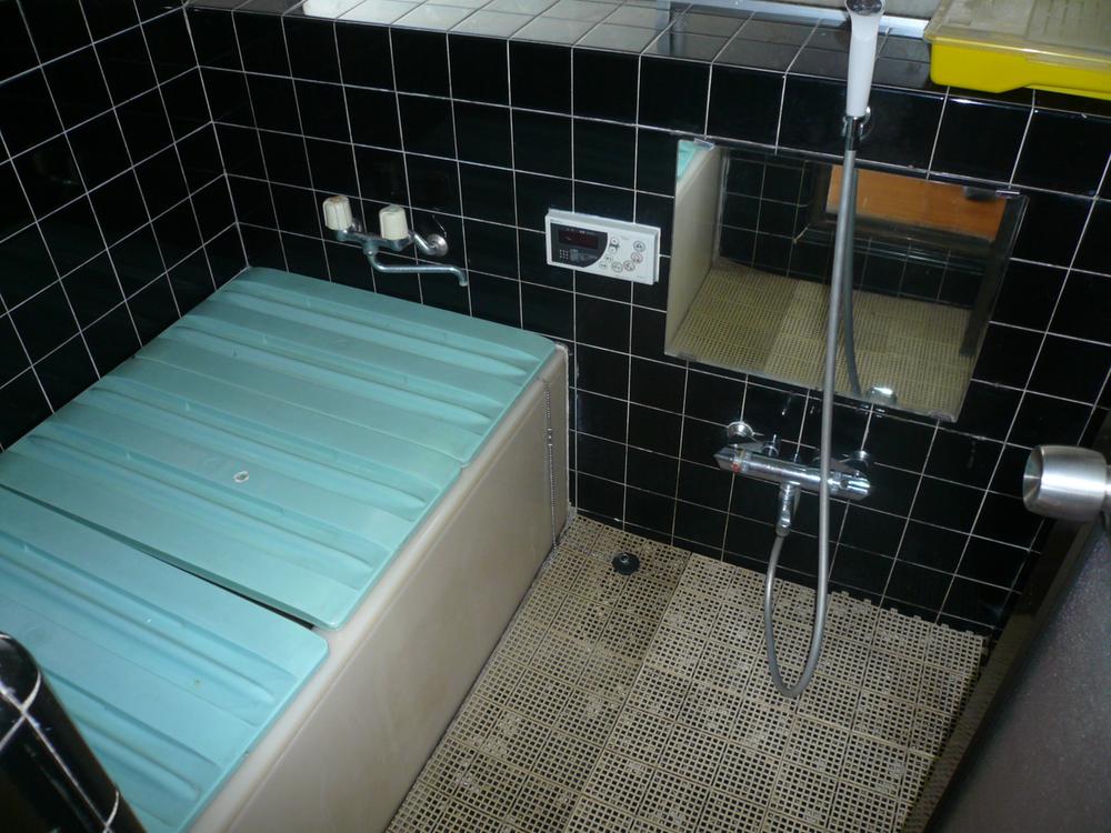 Bathroom. Local (07 May 2013) Shooting