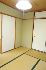 Living and room. Japanese-style room of the housing is also upper closet