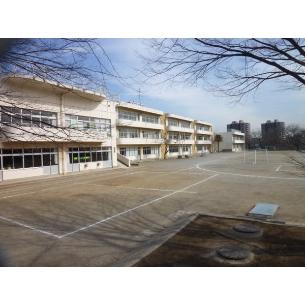 Primary school. 742m to Fujimi Municipal Hariya elementary school (elementary school)