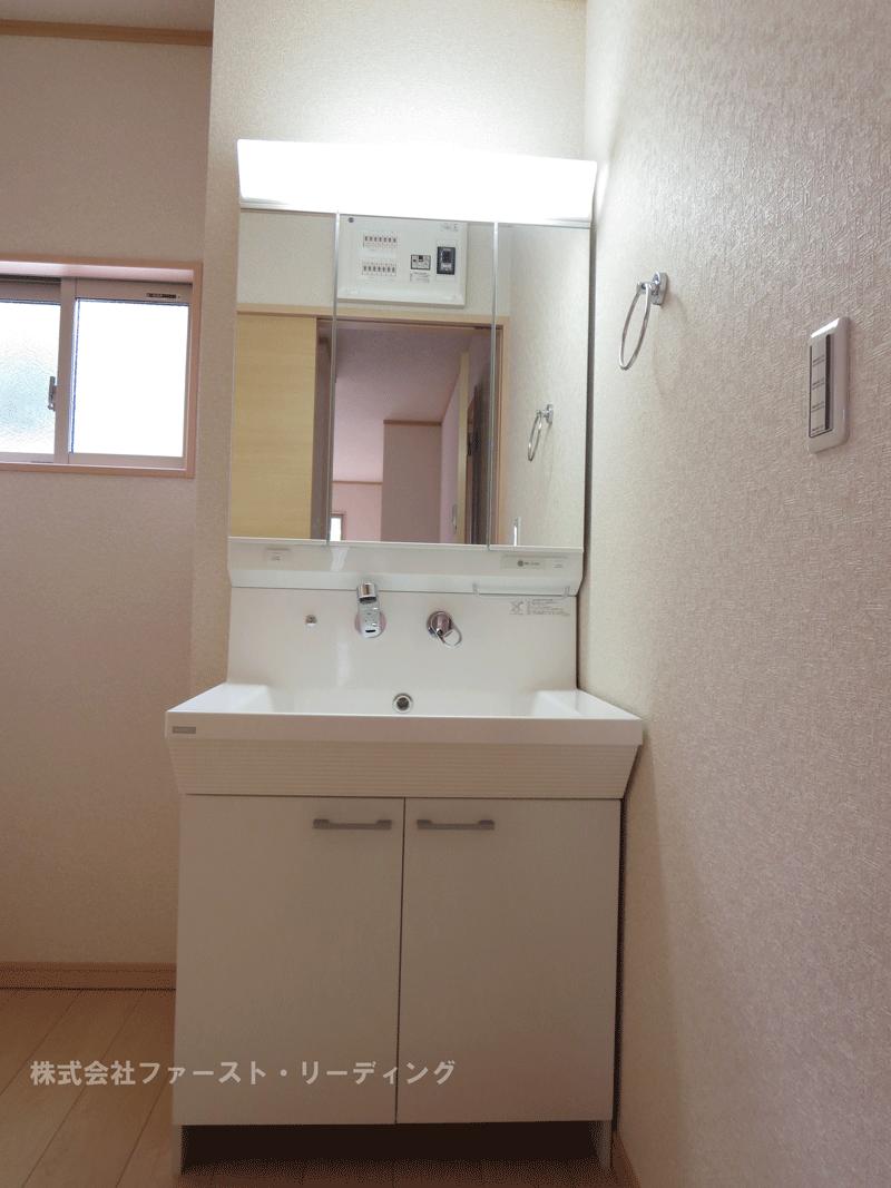 Wash basin, toilet. Room (same specification equipment)