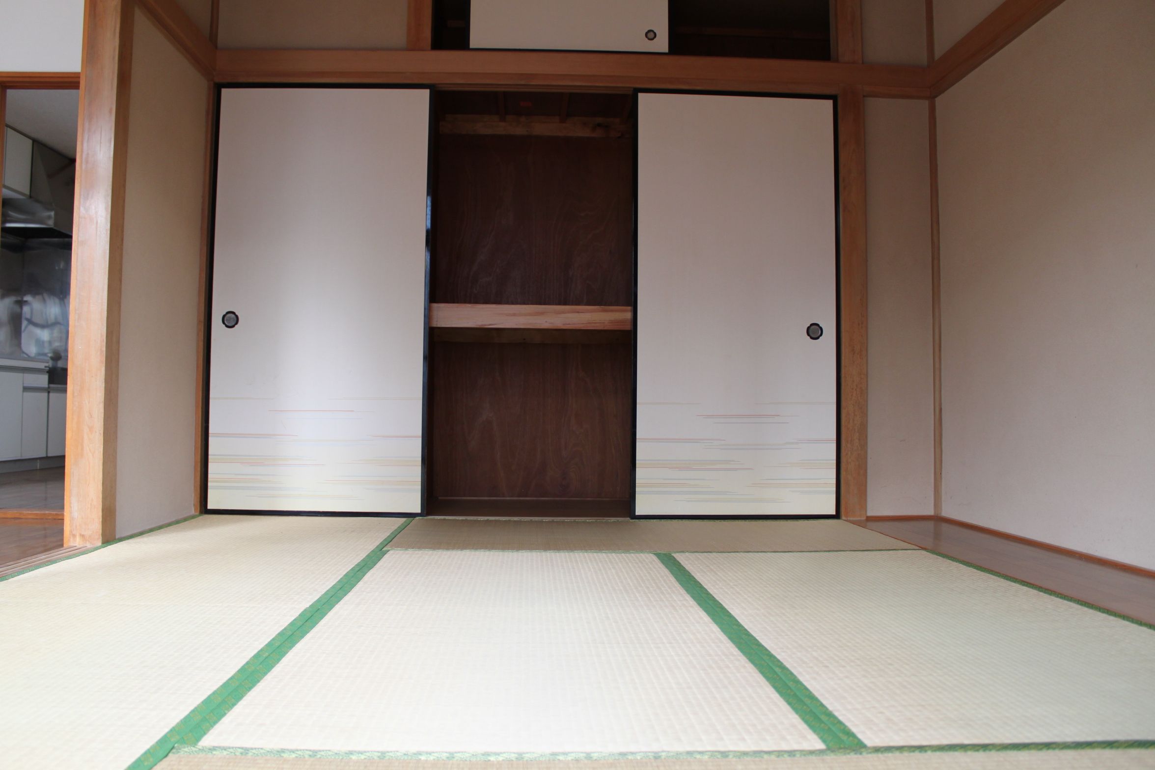 Living and room. 6 tatami plus α over the Japanese-style room