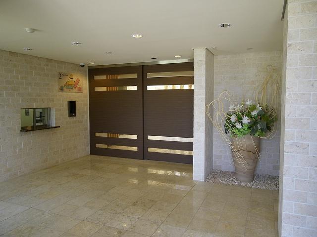 Entrance. Common areas