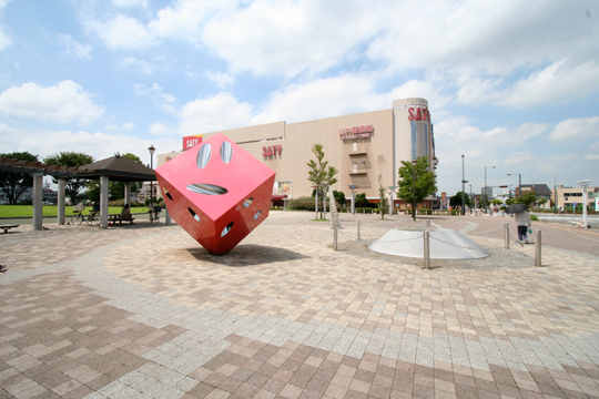 Other Environmental Photo. Large shopping department store that contains the 2320m cinema (Warner Mycal cinema) to Satie Oimachi. Holiday shopping and entertainment, even here. 