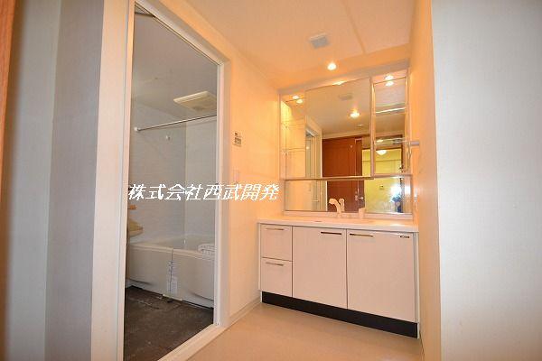 Wash basin, toilet. Indoor (10 May 2013) Shooting