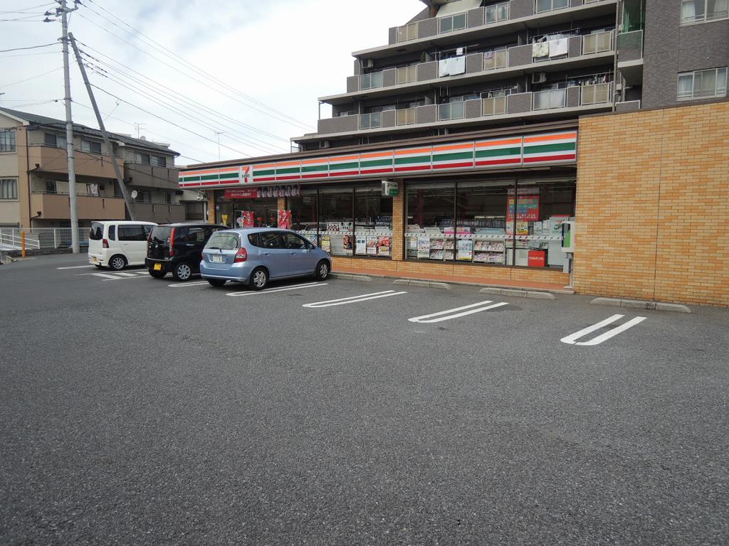 Convenience store. 300m to Seven-Eleven (convenience store)