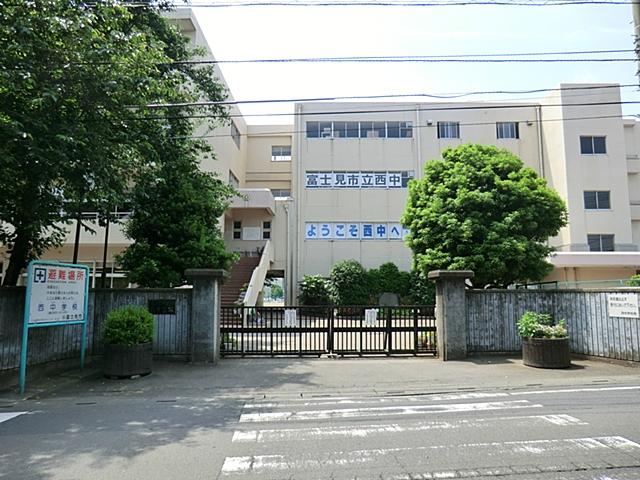 Junior high school. 1000m to the West Junior High School