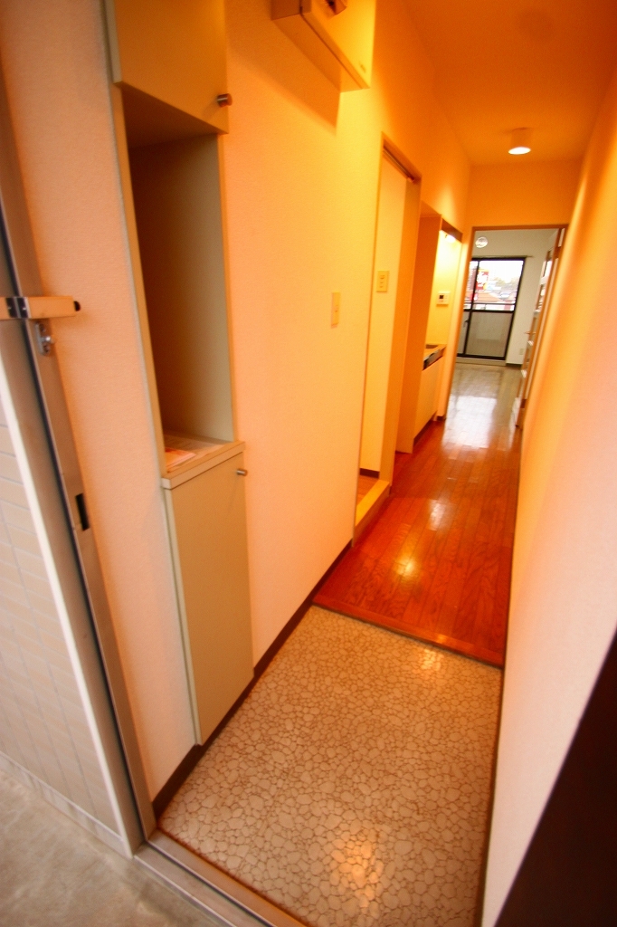 Entrance.  ■ Same apartment It is similar to photo