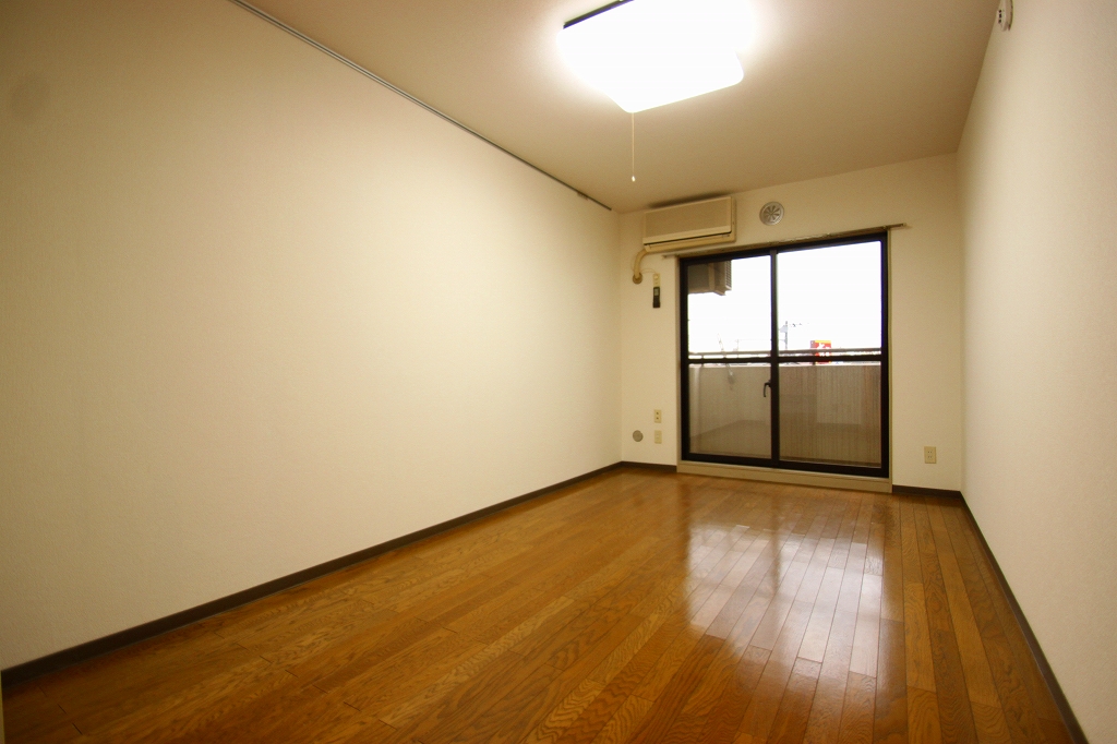 Living and room.  ■ Same apartment It is similar to photo