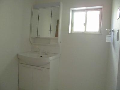 Wash basin, toilet. Indoor (11 May 2013) Shooting Three-sided mirror vanity 5 Building