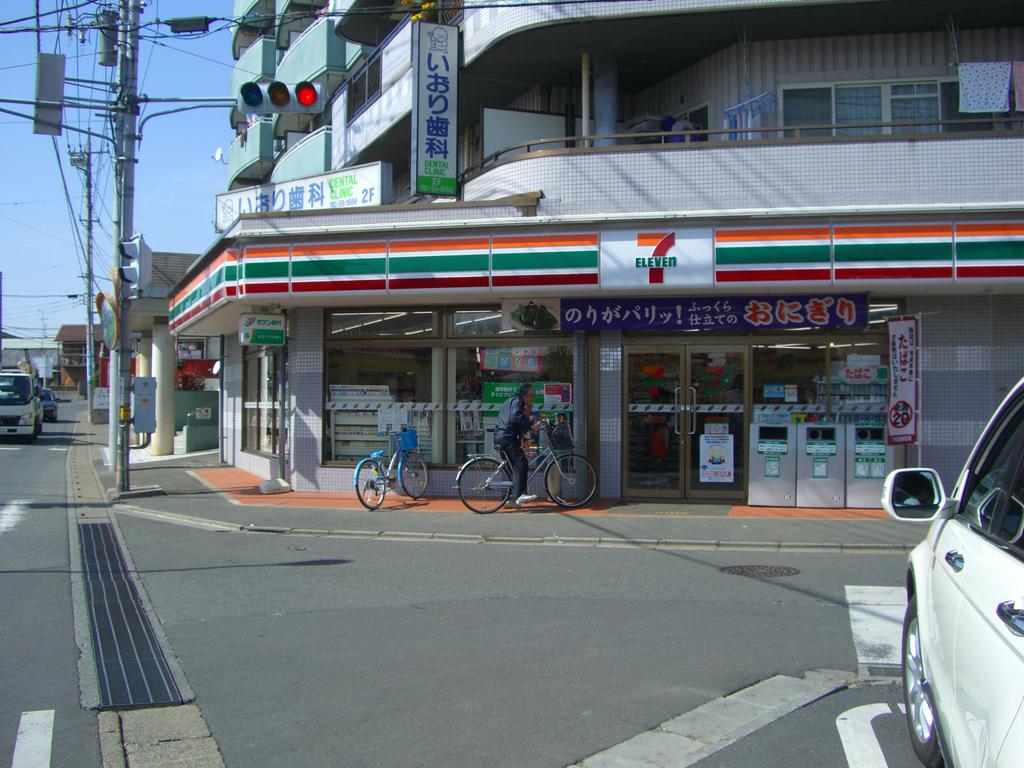 Convenience store. Seven-Eleven Fujimi Hazawa 1-chome to (convenience store) 378m