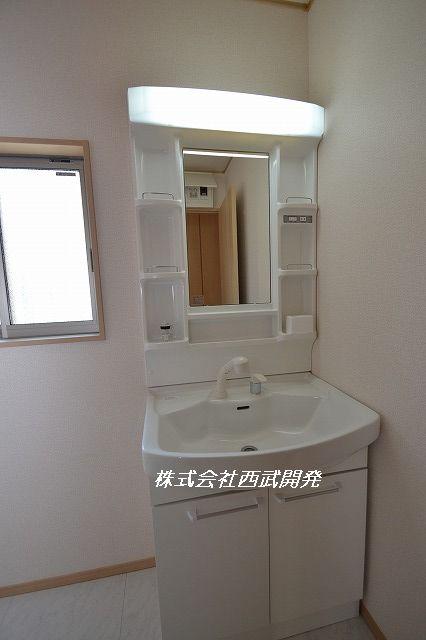 Wash basin, toilet.  [Building 3] Indoor (12 May 2013) Shooting