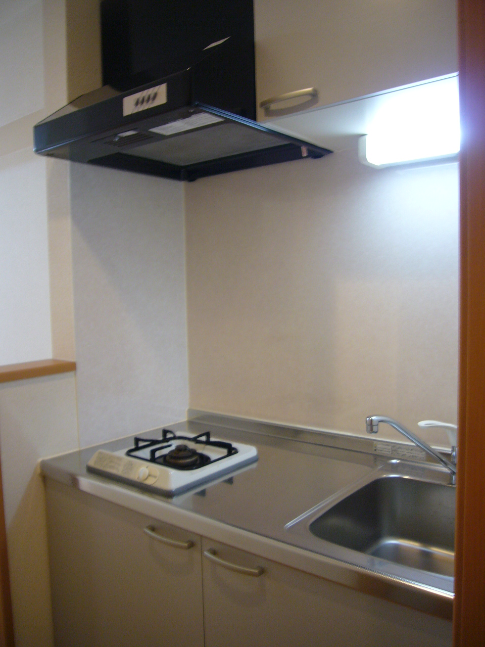 Kitchen. 1-neck with stove