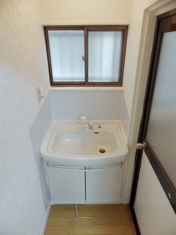 Washroom. Washbasin with handheld shower ☆ 