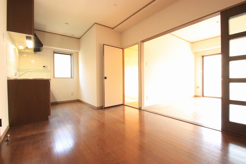 Living and room.  ■ The same type Similar photo ■