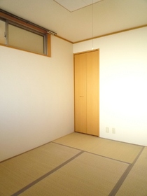 Living and room. It will settle down after all tatami rooms.