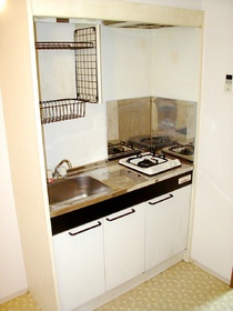 Kitchen. 1-neck with gas stove
