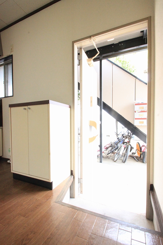 Entrance.  ■ Same apartment It is similar to photo