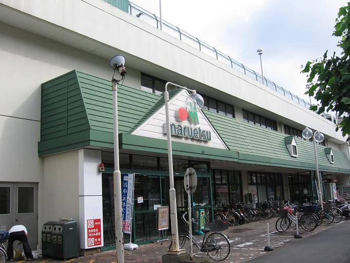Supermarket. 400m until Maruetsu (super)