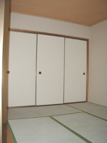 Living and room. Calm and there is a Japanese-style room. 