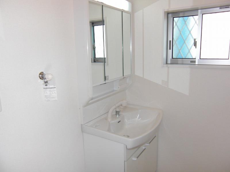 Wash basin, toilet. 8 Building room (September 2013) Shooting