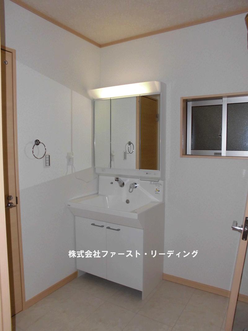 Wash basin, toilet. Shampoo is a dresser with a three-sided mirror! (Same specification equipment)