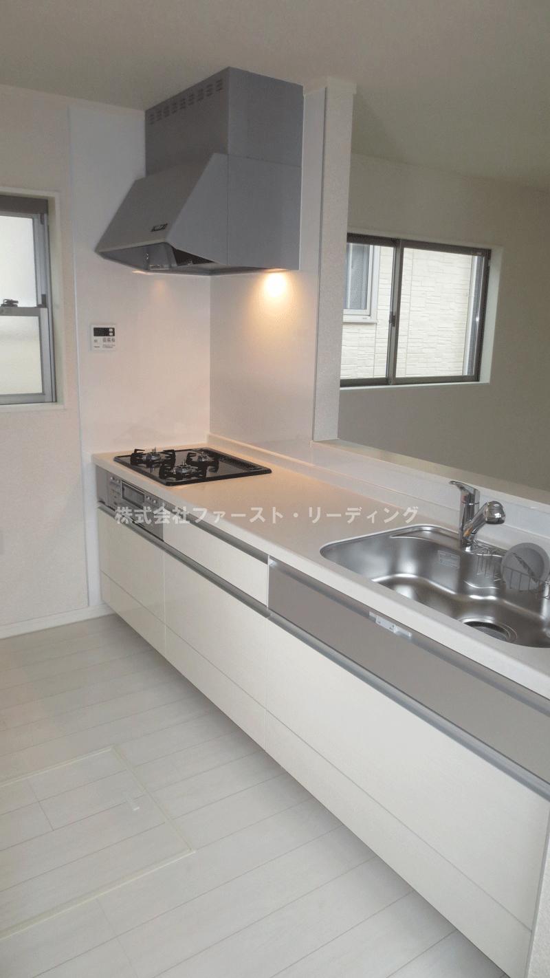Kitchen. Artificial marble top system Kitchen Smooth take-out because the slide storage There is also a hanging cupboard! (Same specification equipment)