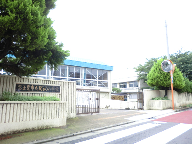 Primary school. Fujimi Municipal Sekizawa to elementary school (elementary school) 736m