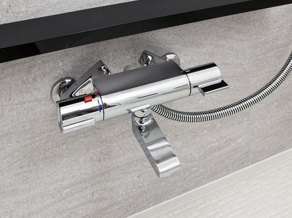 Bathing-wash room.  [Thermostat mixing faucet] Software with Thermo function to keep the temperature change to a minimum. It is safe with a button of high temperature hot water discharge prevention function of burn prevention.