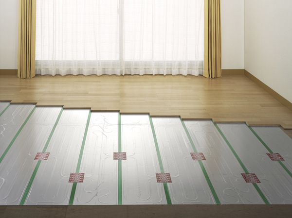 Other.  [Living an electric floor heating system ・ Standard equipment on dining] Safe and comfortable. Ultra-low-cost ・ The ideal floor heating in the energy-saving design "cosily Hidamari". Can not the top and bottom of the non-uniformity in the room like a hot-air heating, It uniformly warm the whole room. Also, Since there is no occurrence of carbon monoxide due to the combustion gas without the use of fire as oil stove, Warm from the feet while keeping the indoor air clean, To promote blood circulation and metabolism, Us warm the body from the core. (Same specifications)