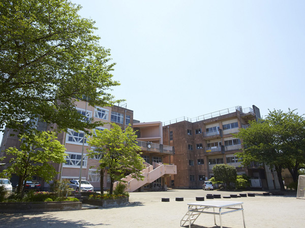 Surrounding environment. Municipal triangle elementary school (about 1150m ・ A 15-minute walk)
