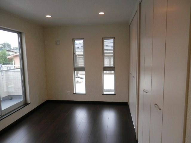 Other introspection. The south side of the Western-style has become a first surface closet, There is a storage capacity. 