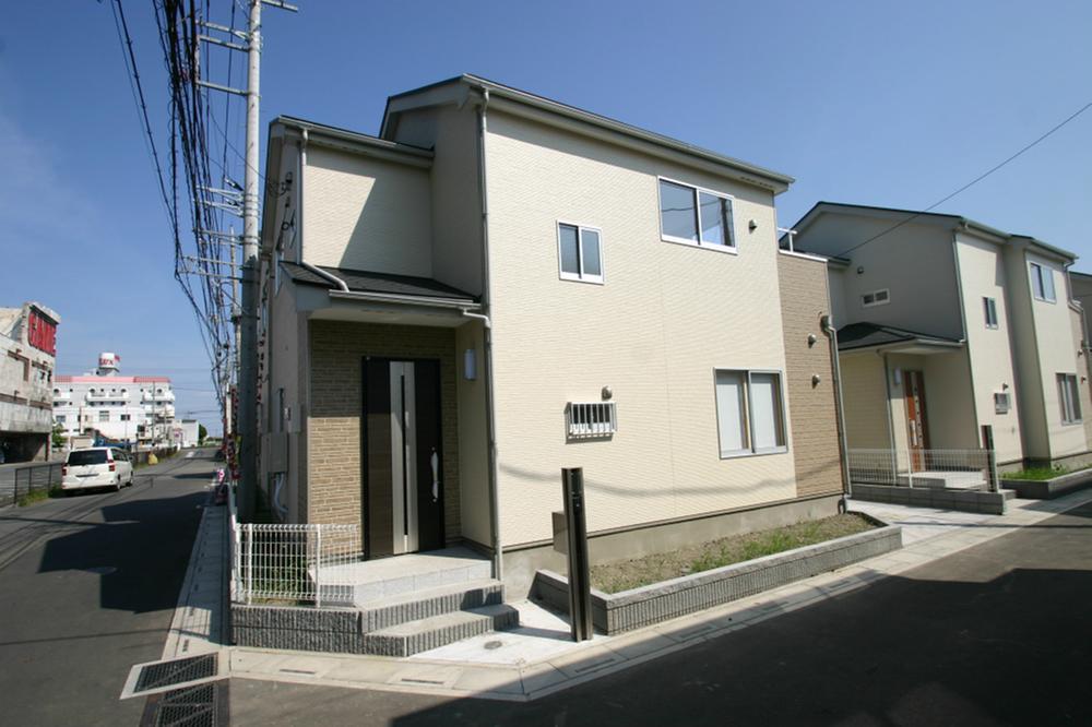 Local photos, including front road. Reference: construction cases