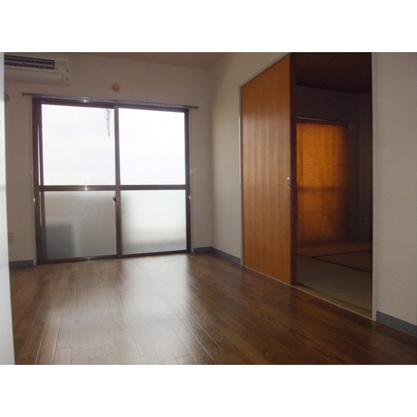 Living and room. Rooms lead