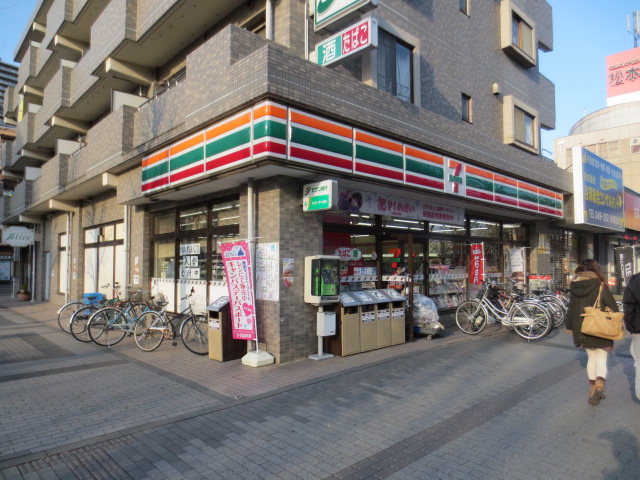 Convenience store. 560m to Seven-Eleven (convenience store)