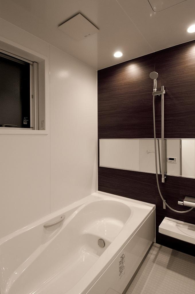Power generation ・ Hot water equipment. Chrome shower and slide bar is classy plenty. Mirror of the horizontal length is given the spread, Downlight has directed the bus time of calm. 