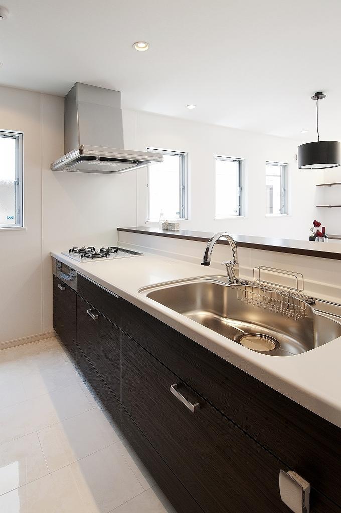 Kitchen. Vantage face-to-face kitchen. L2550 All of the slide type. With touchless faucets that can be water discharge and water stop in the sensor.