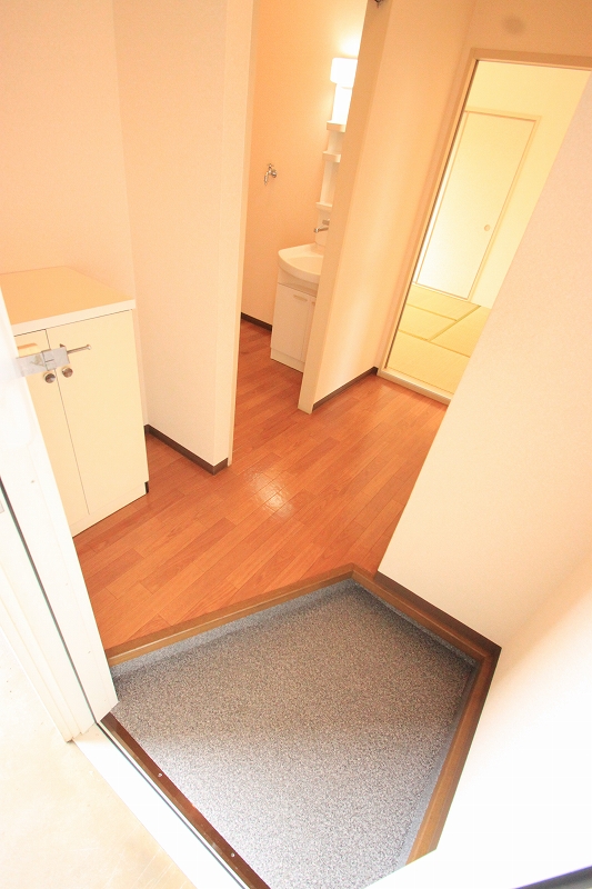 Entrance.  ■ Same apartment It is similar to photo