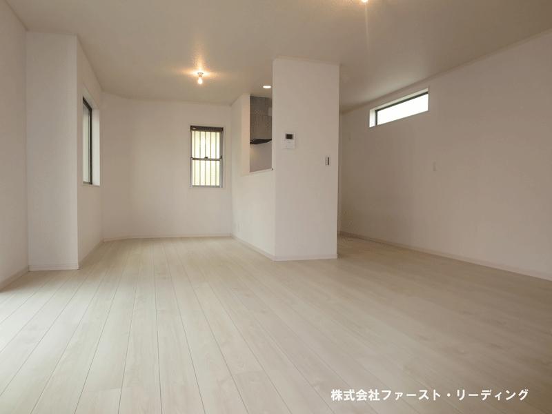 Living. 18.5 ~ 20 Pledge LDK By removing the partition of the Japanese-style room 23.8 ~ You can also you live as a luxury LDK 24.3 quires! (Same specification equipment)