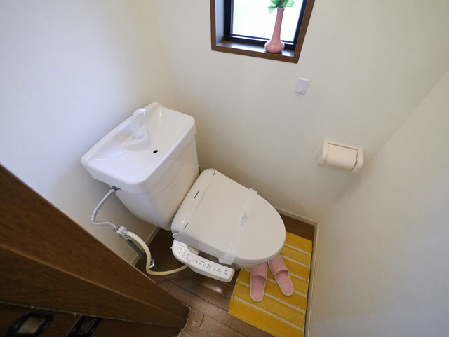 Toilet. There is a window (washlet: No function guarantee)