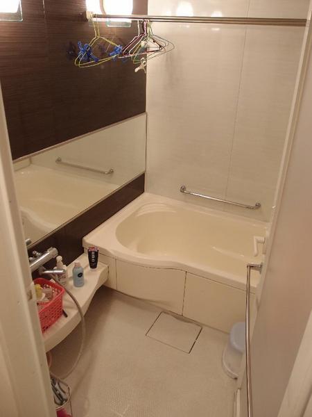 Bathroom. Is a low-floor type tub of stride high 45cm.