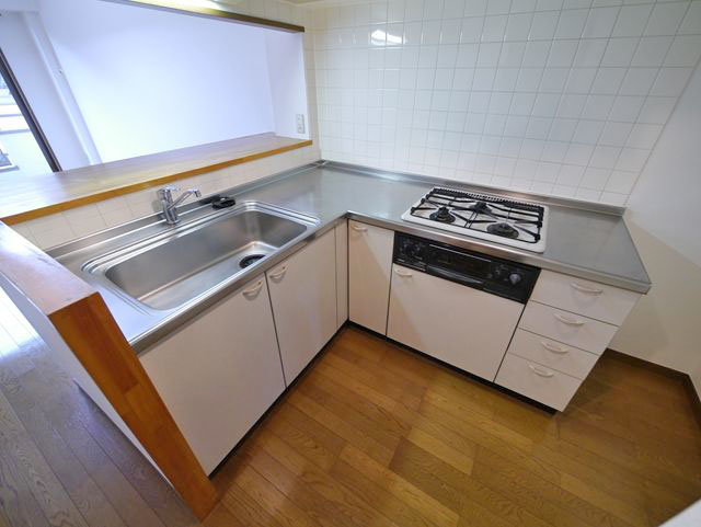 Kitchen. L-shaped ・ With a three-necked grill! 